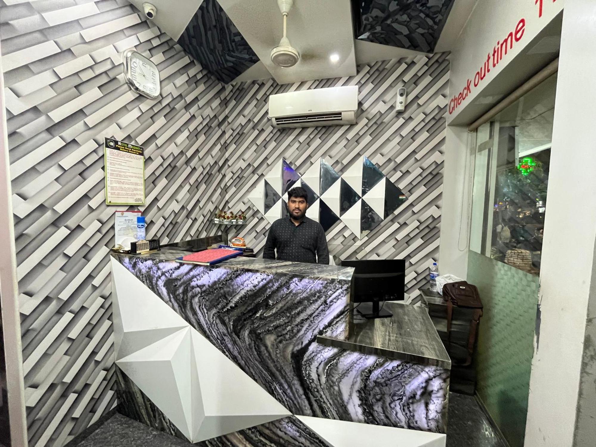 Magnet Terminal-2 Hotel